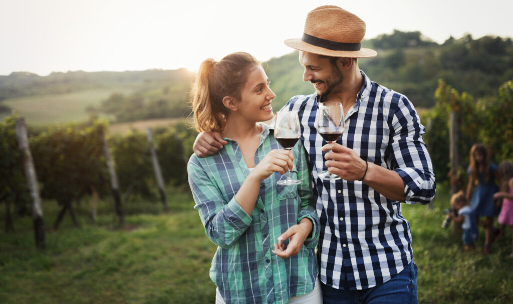 Pareja haciendo una cata de vino en los viñedos