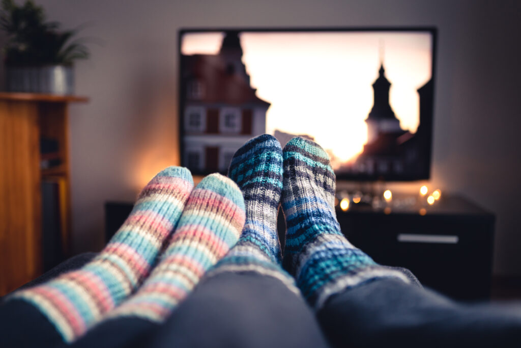 Una pareja viendo una película en casa