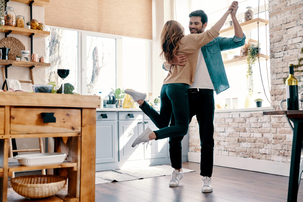 Pareja joven bailando en casa