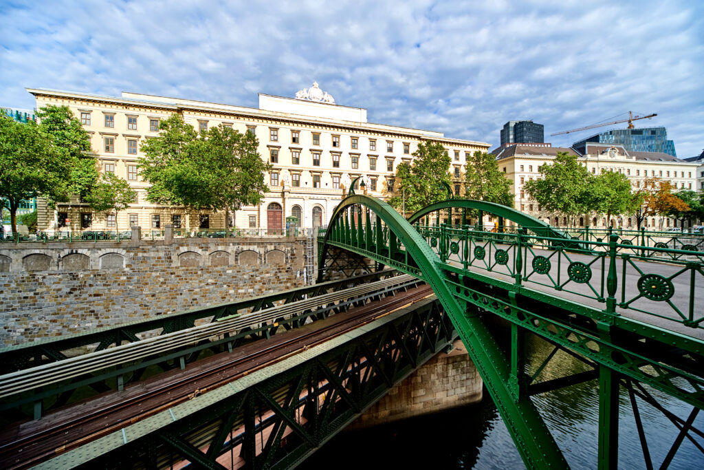 Skyline de Viena y puente Zollamtssteg