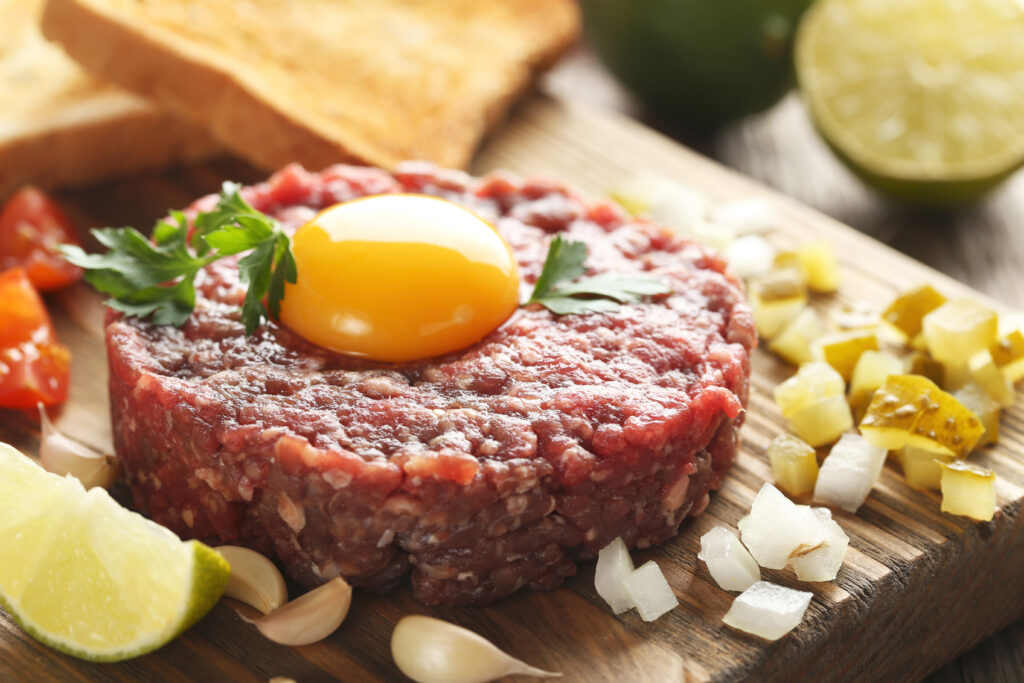 Un clásico steak tartar con yema de huevo