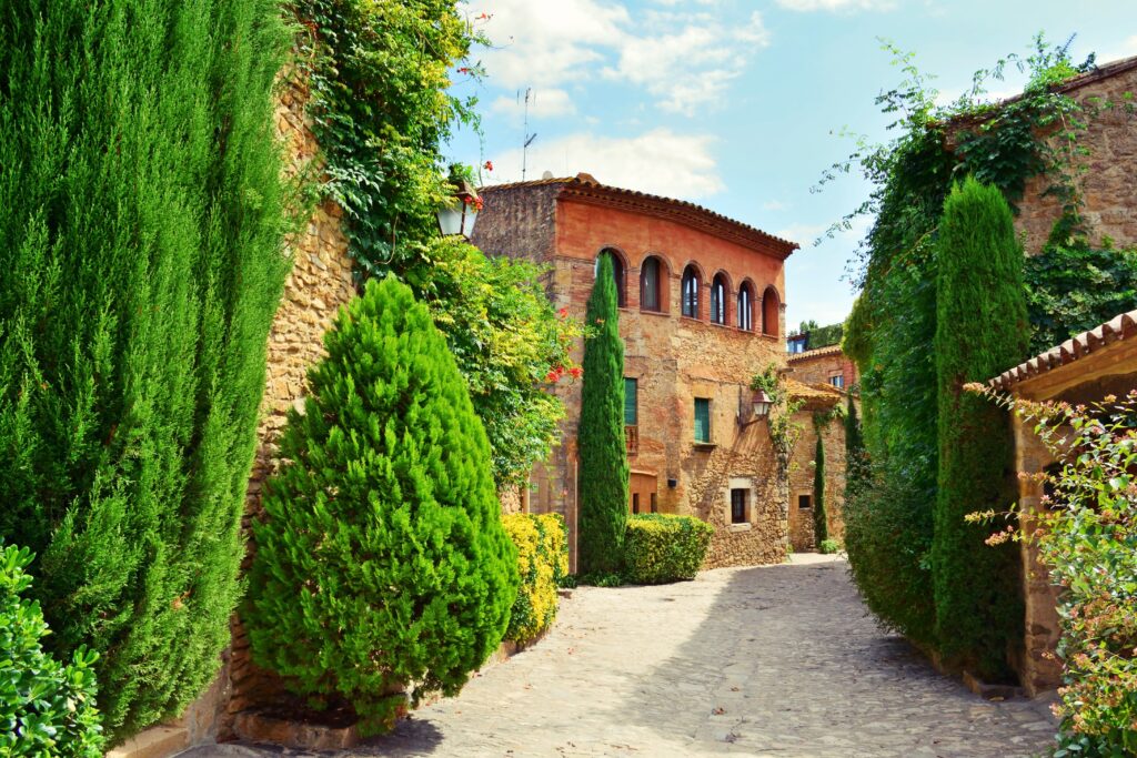 Calle empedrada de Peratallada en Girona