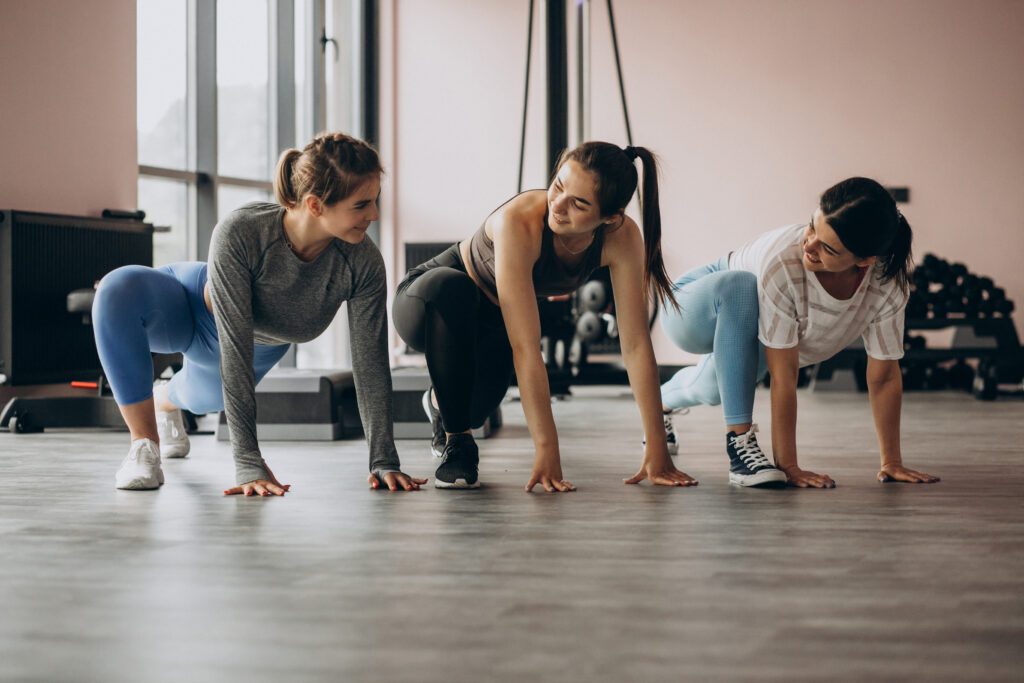 Tres chicas realizando yoga juntas