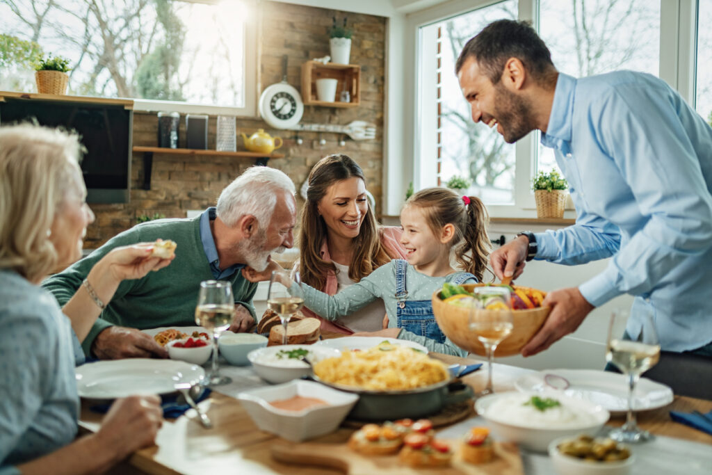 Una familia disfrutando y comiendo juntos