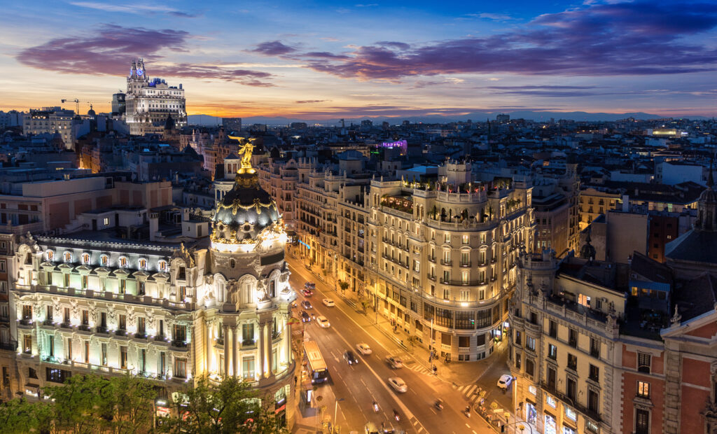 La Gran Vía de Madrid de noche