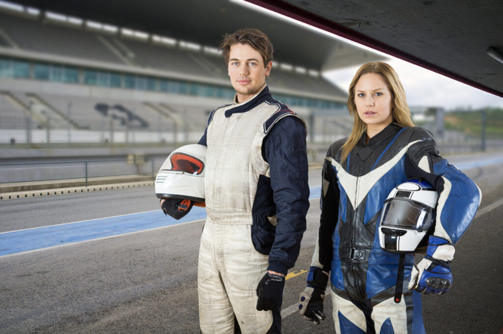 Motorista y piloto de carreras en pista con trajes ignífugos