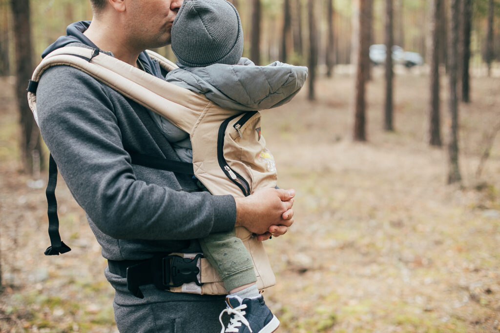 Padre de excursión carga con su bebé en mochila