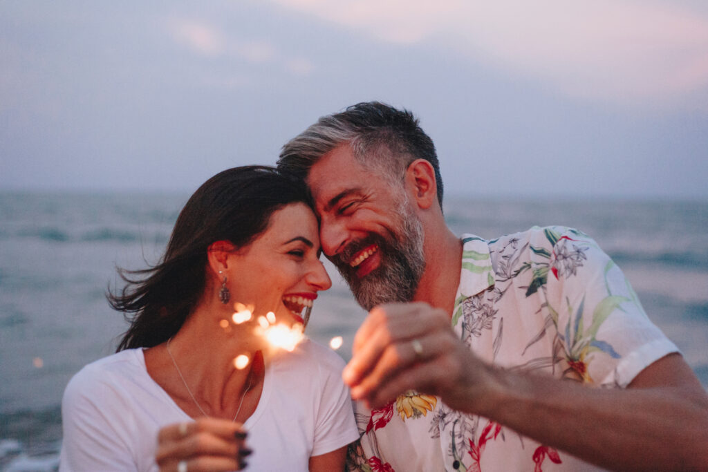 Pareja sonriente en la playa