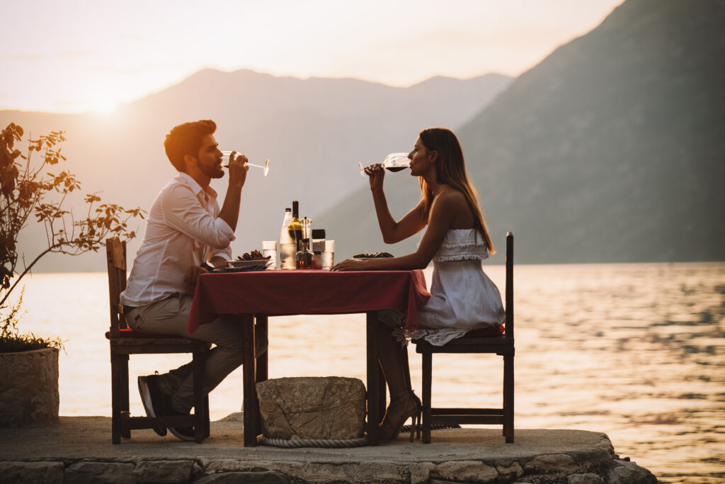 Pareja disfrutando de una cena romántica