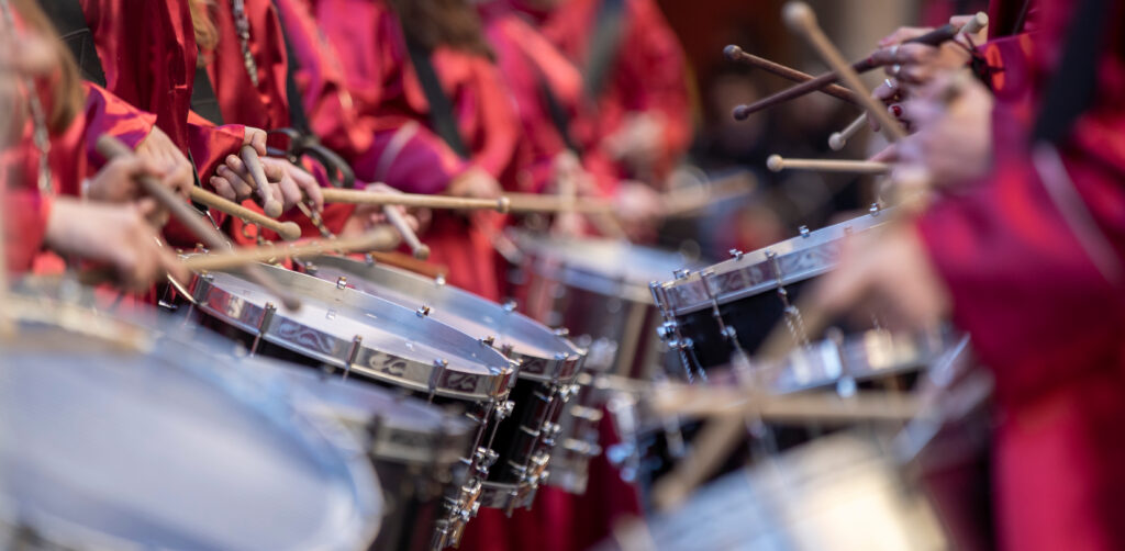 Personas tocando los tambores en una procesión