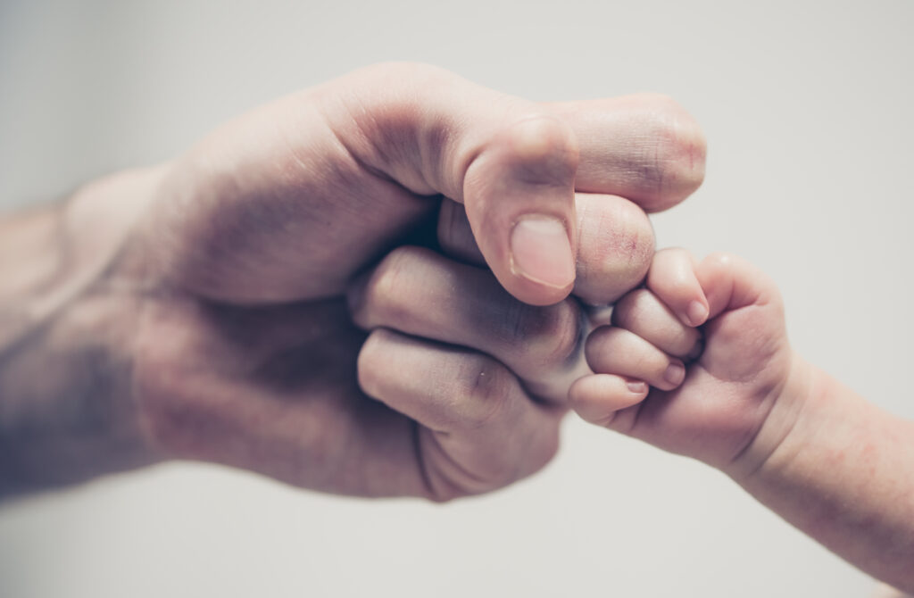 Padre y bebé chocan puños