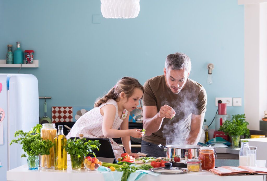 Padre e hija cocinando juntos