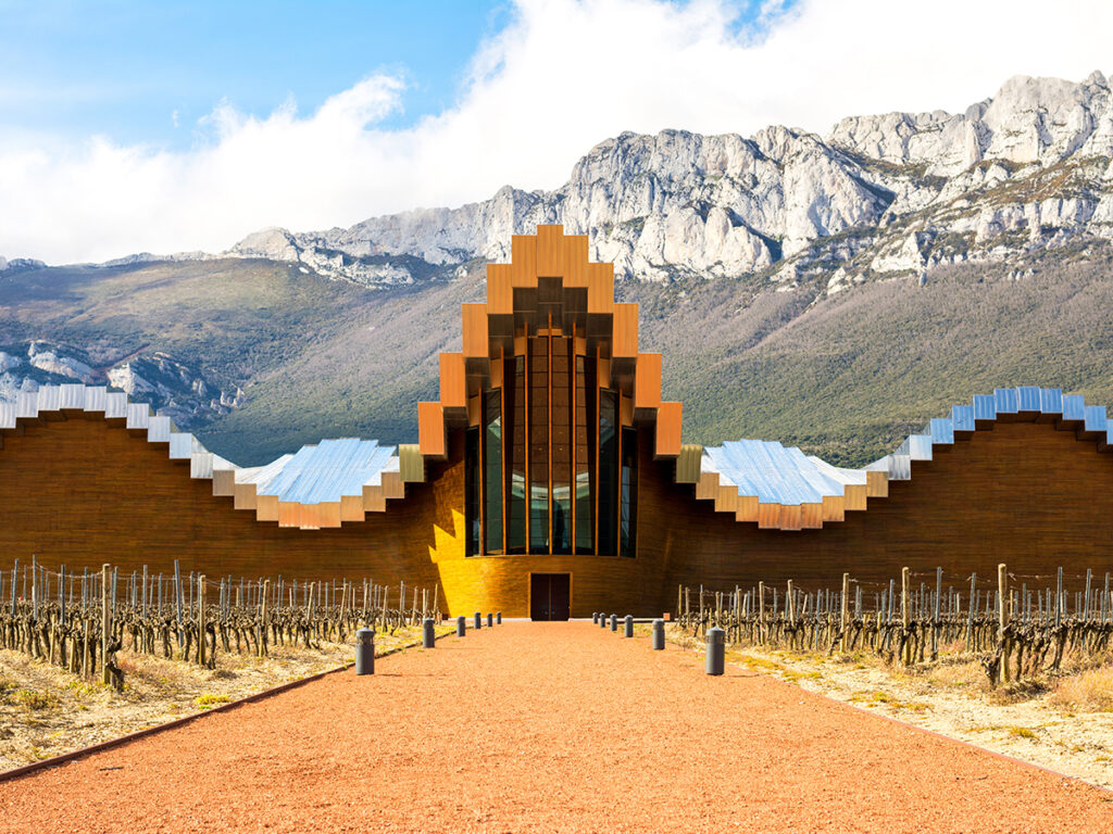 Fachada de las Bodegas Ysios en la Rioja alavesa