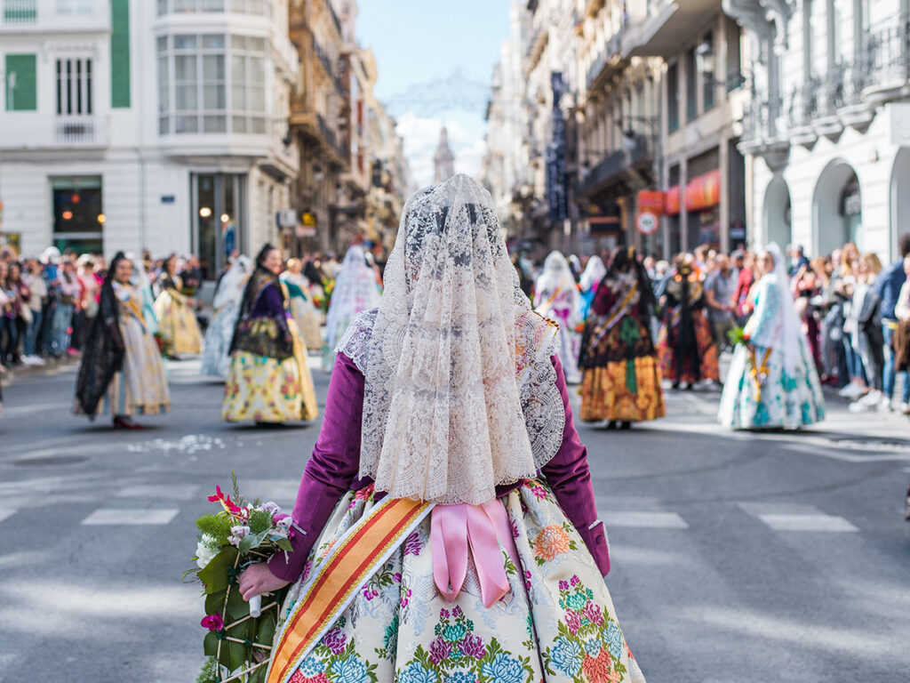 Fallera con un ramo en la Ofrenda de Flores