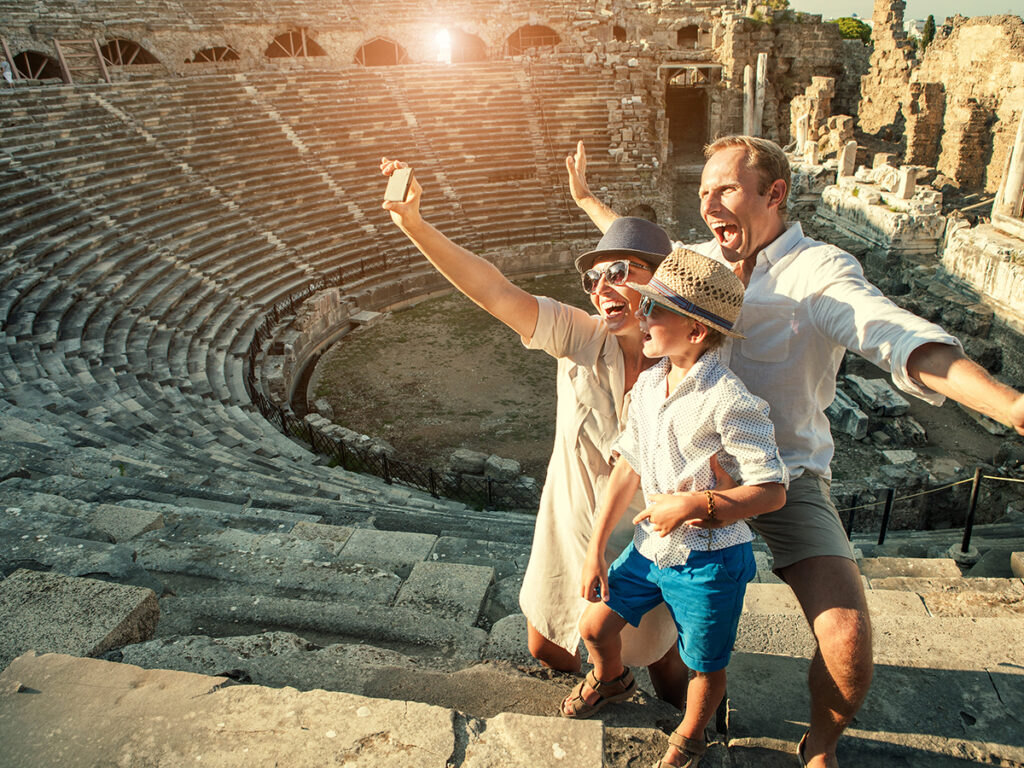 Familia echándose una foto en un anfiteatro