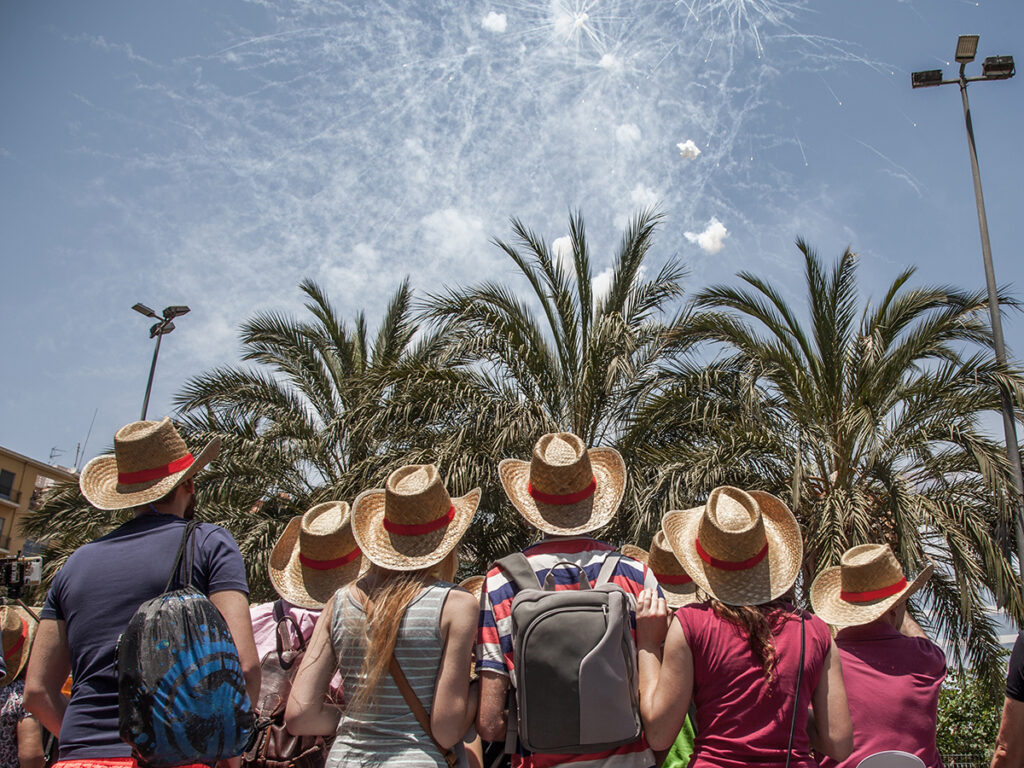 Grupo de gente de espaldas en Fallas en una mascletà