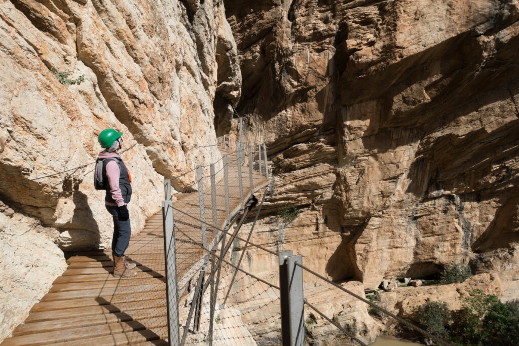 Persona realizando el Caminito del Rey
