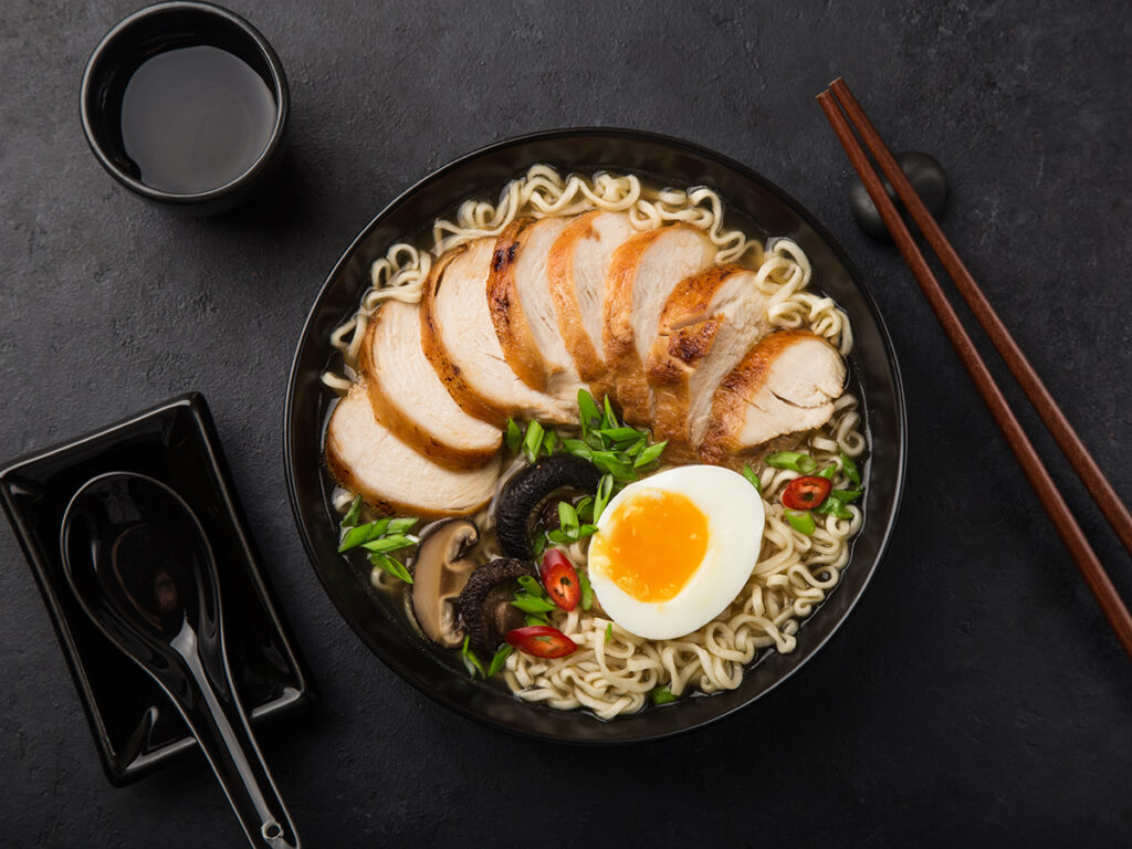 Ramen de pollo con shiitake y huevo