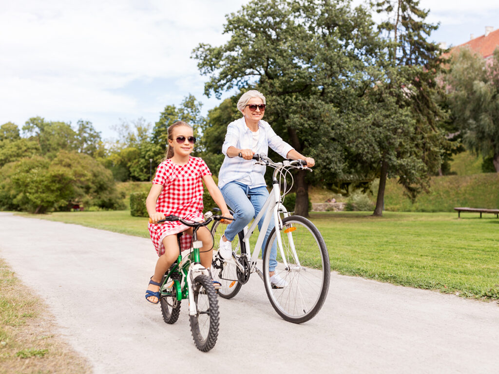 Abuela y nieta yendo en bicicleta