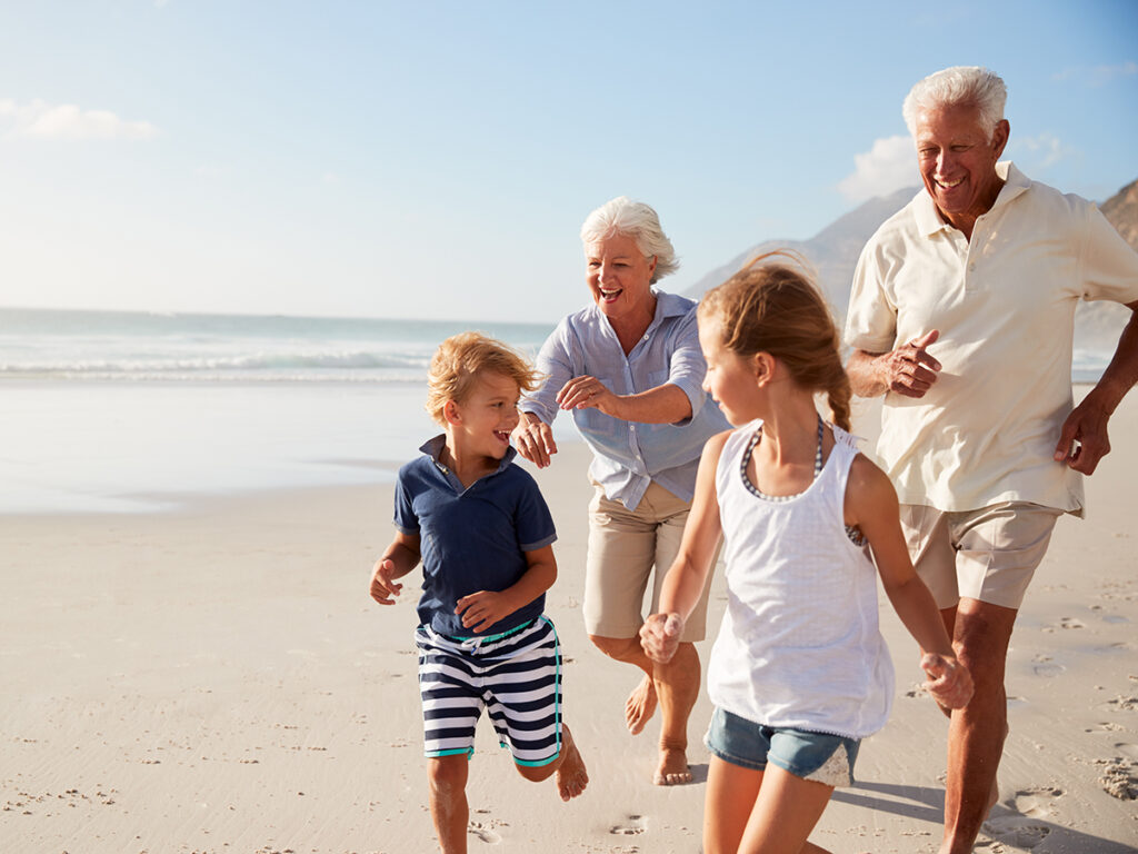 Abuelos y nietos jugando en la playa