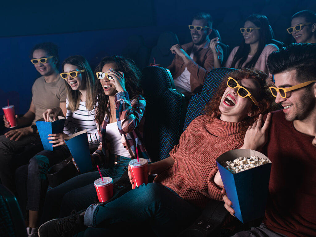 Grupo de amigos riendo en una sala de cine