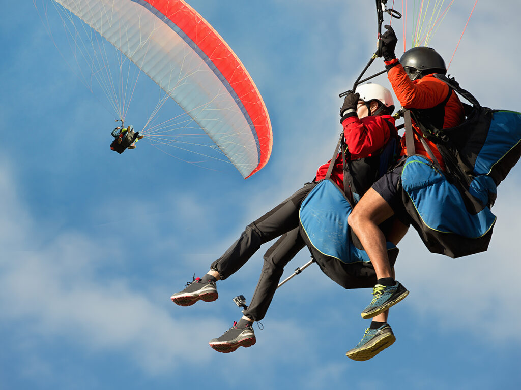 Dos personas disfrutando de un salto en parapente