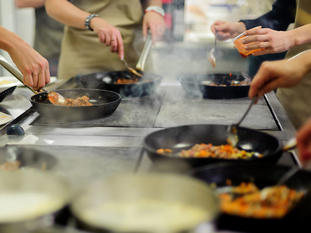 Un grupo de personas en un curso de cocina masterclass