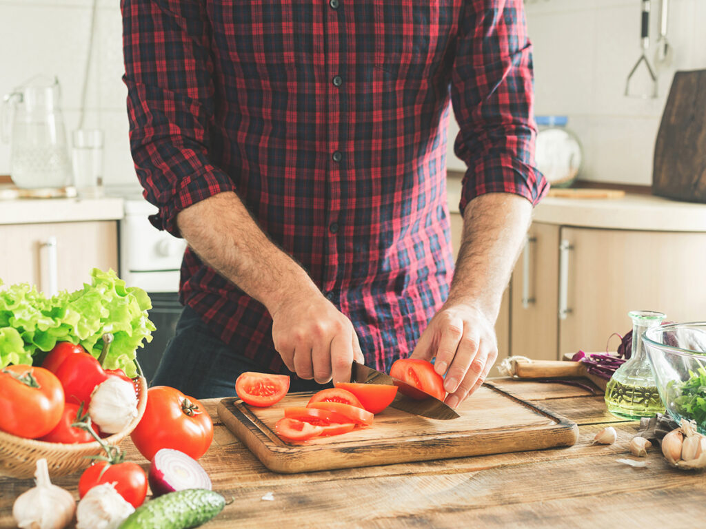 Un hombre prepara una receta de cocina en casa