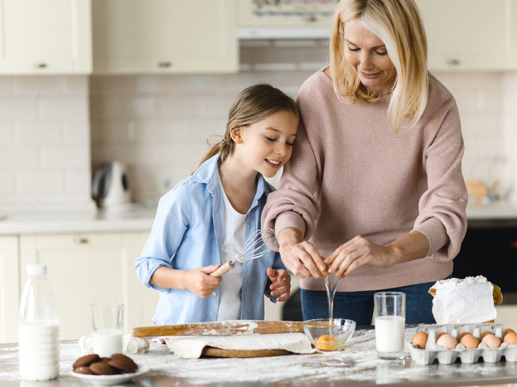 Madre e hija cocinando juntas