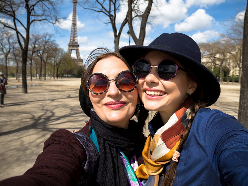 Madre e hija juntas de viaje en París