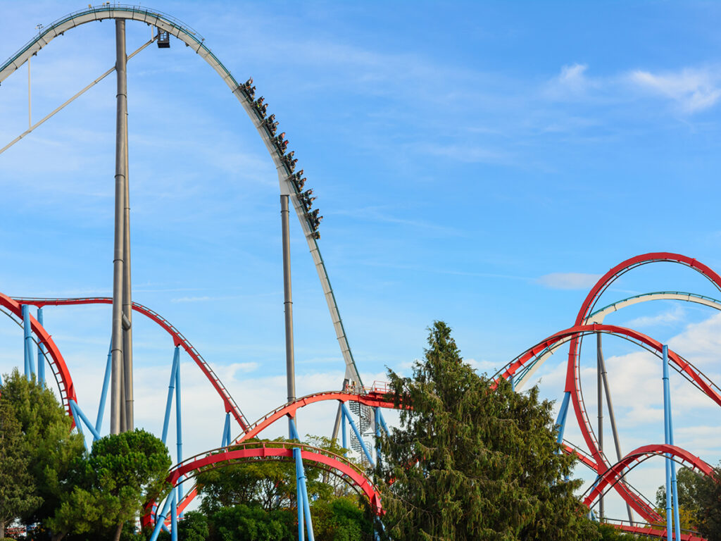 Montaña rusa en el parque de atracciones de PortAventura