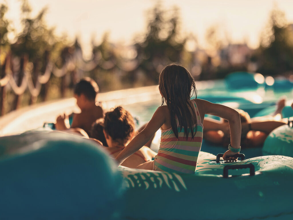 Niños en un flotador en un parque atracciones