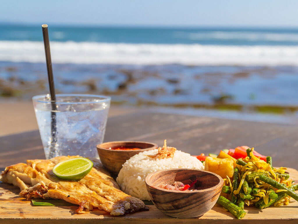 Un plato de pescado junto al mar