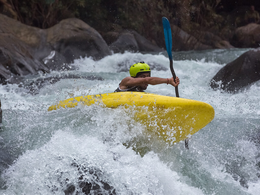 Hombre haciendo kayak extremo