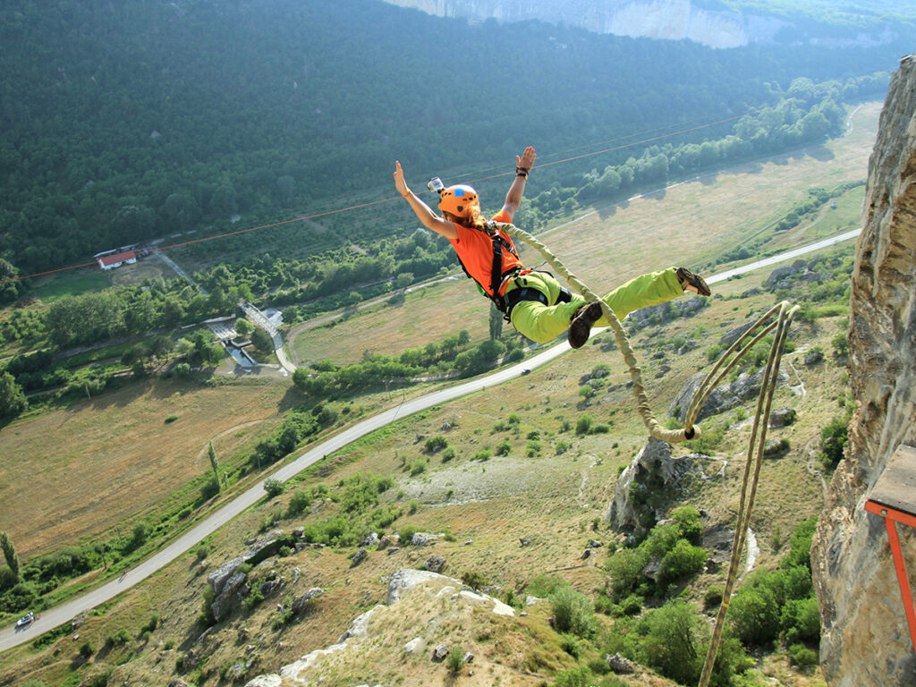 Mujer haciendo puenting