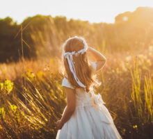 Niña al atardecer vestida de comunión