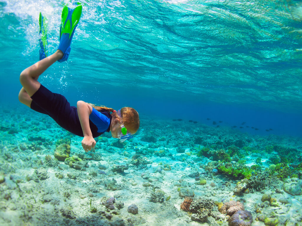 Niño buceando en el mar