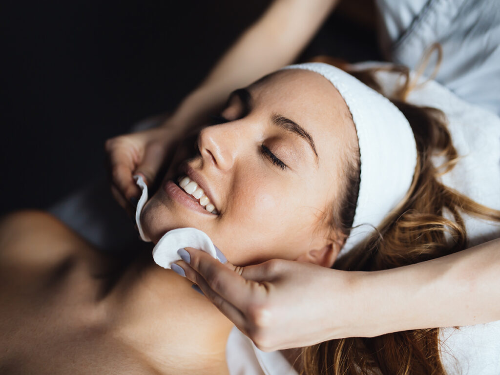 Mujer en un tratamiento facial