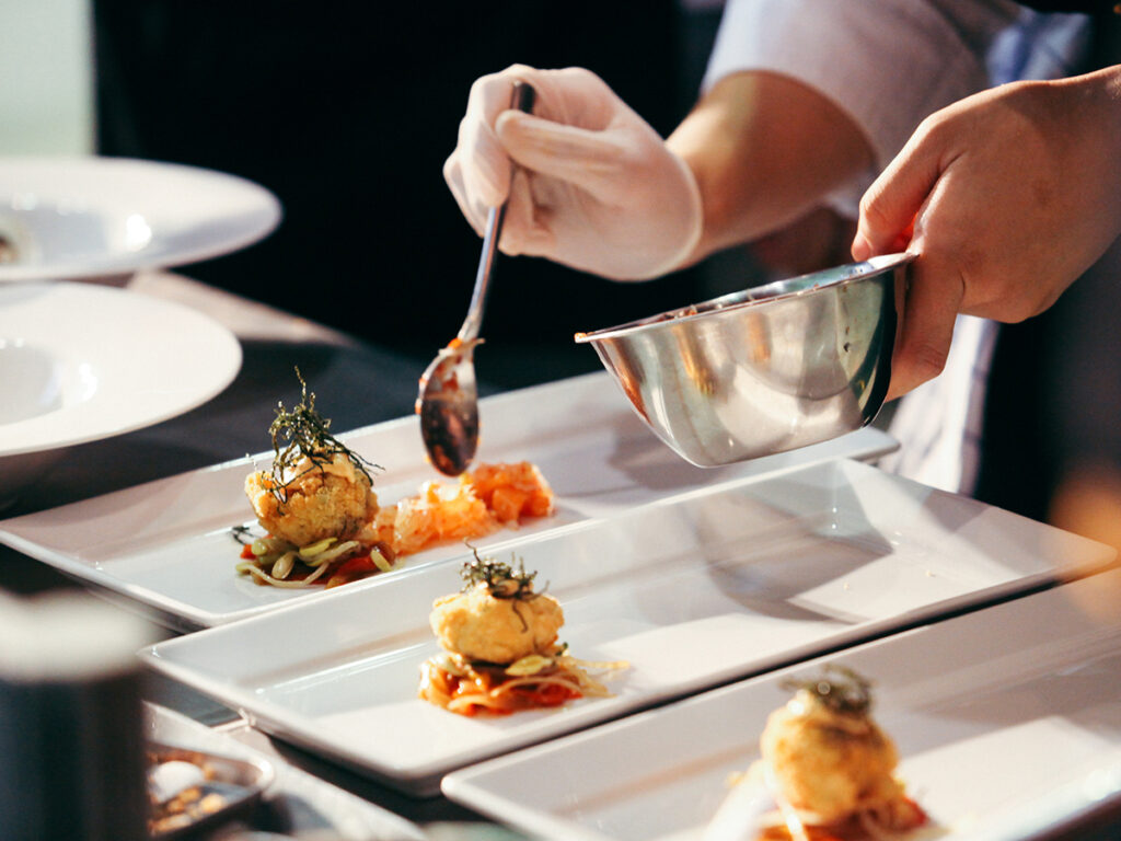 Las manos de un chef preparando un plato gourmet