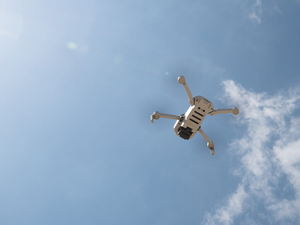 Fotografía de un dron volando