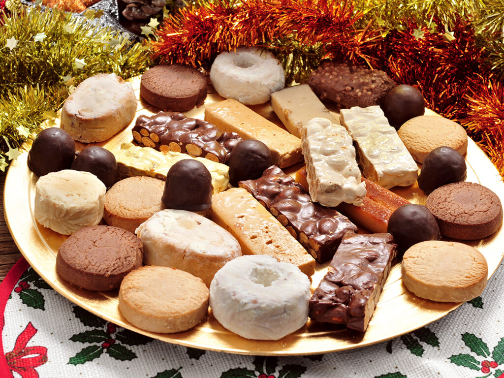 Plato de dulces navideños y turrones