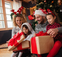 Familia dándose regalos de Navidad