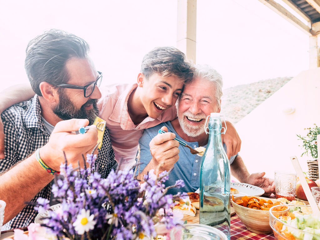 Familia disfrutando de la comida