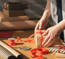 Las manos de una mujer envolviendo regalos