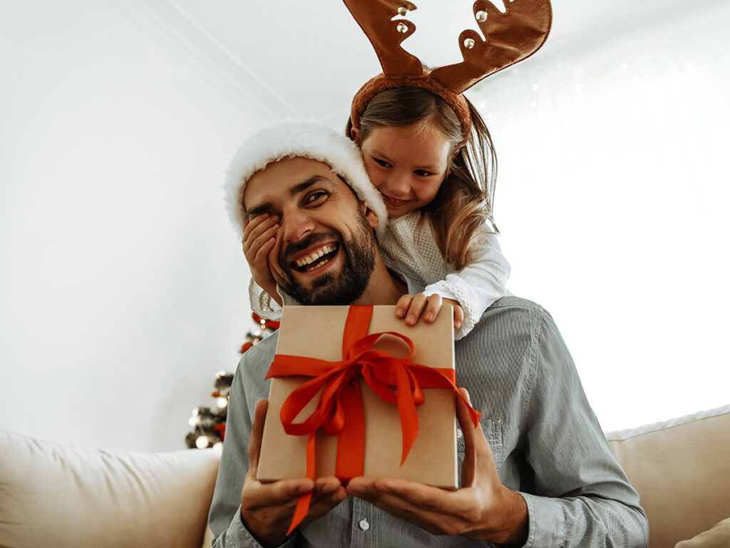 Padre e hija disfrutando de la Navidad juntos