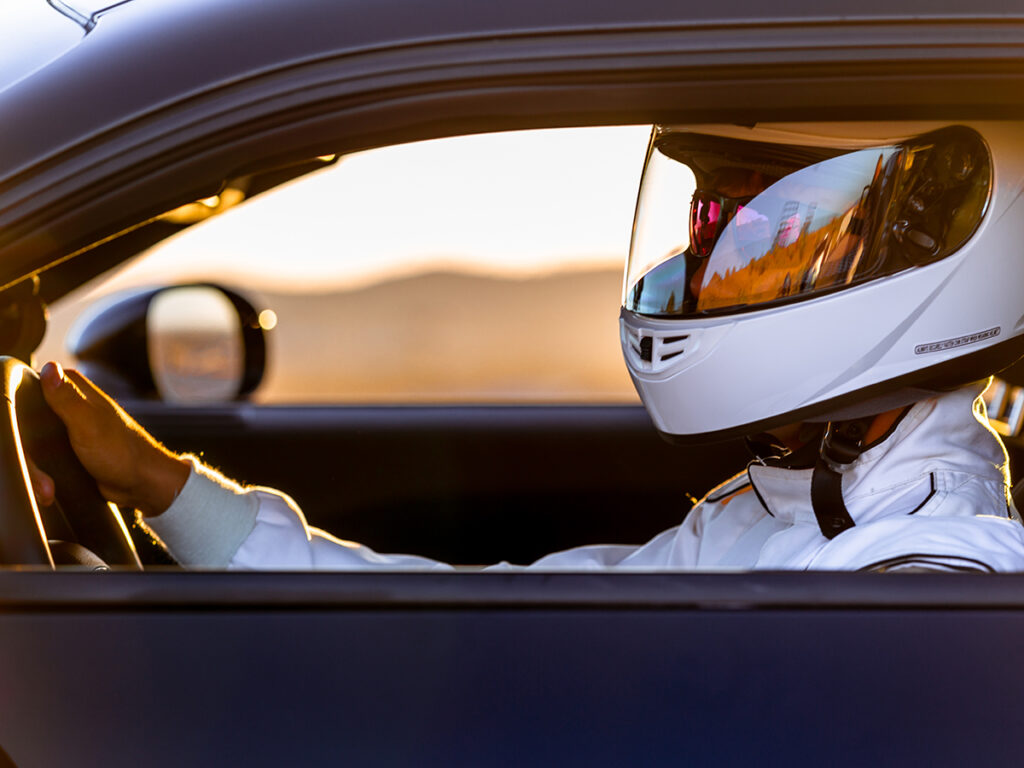 Piloto de coche conduciendo con un casco