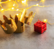 Tres coronas de Reyes Magos con regalo pequeño y luces