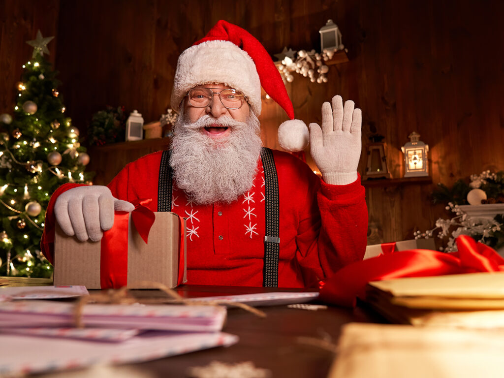 Papá noel sonriendo a la cámara