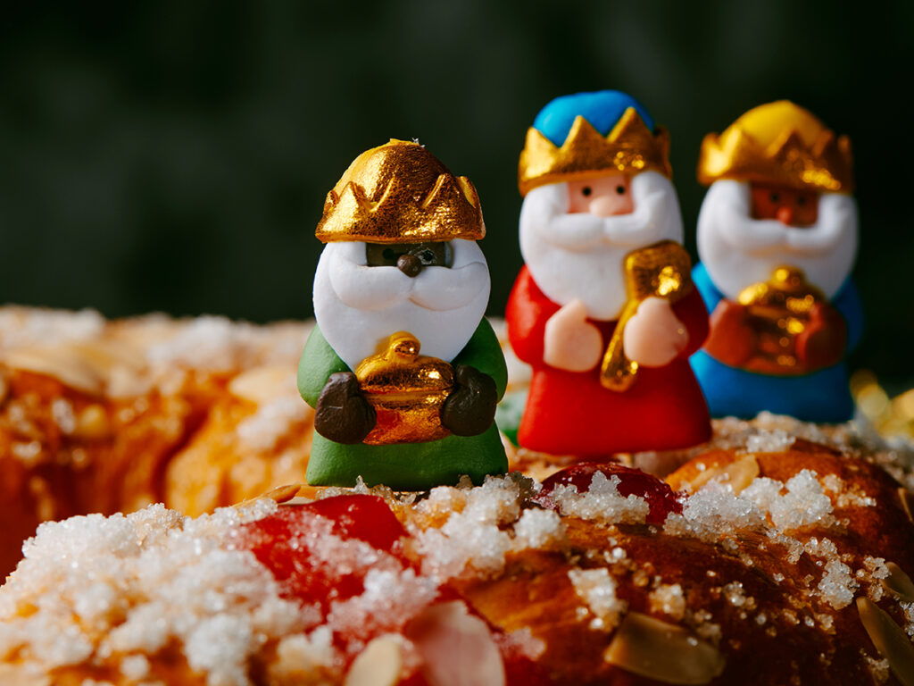 El roscón de reyes con las figuras de los tres Reyes Magos