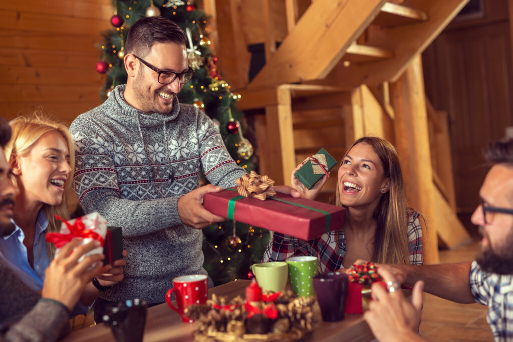 grupo de amigos regalando por Navidad